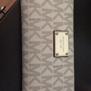 Large Jet set Michael Kors wallet